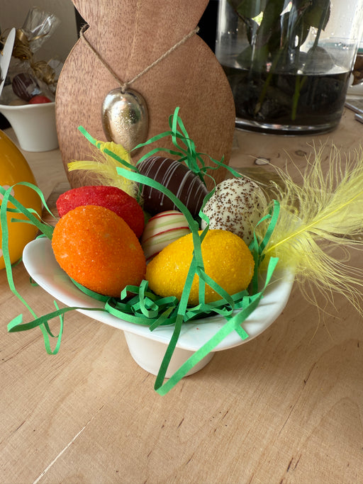 Ostereier in Keramikschälchen