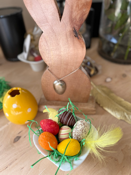 Ostereier in Keramikschälchen