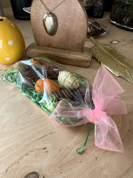 Ostereier auf goldenem Tablett