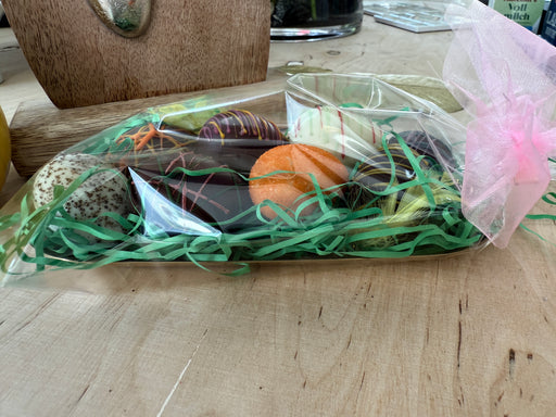 Ostereier auf goldenem Tablett