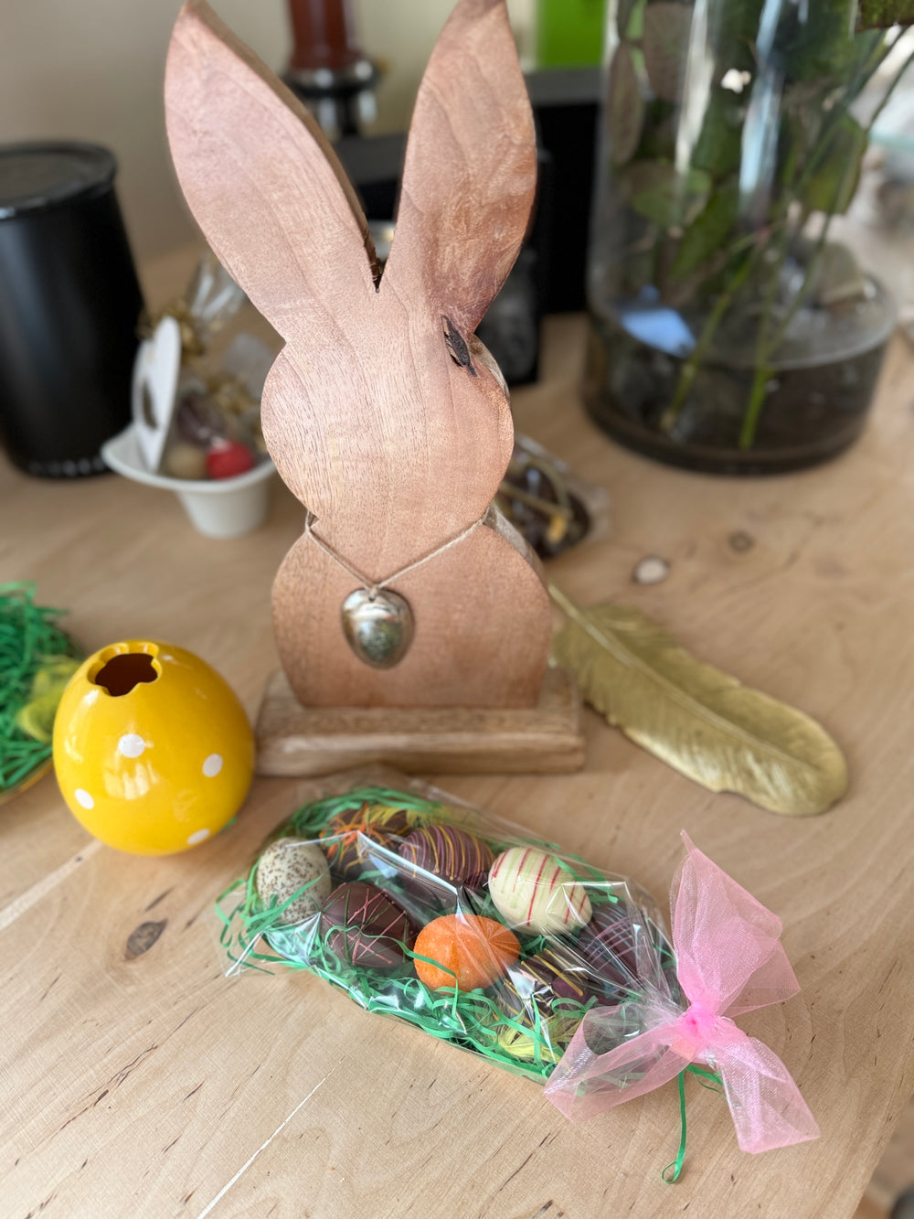 Ostereier auf goldenem Tablett