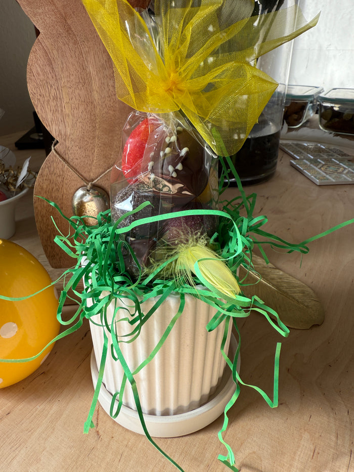 Ostereier in matt-weißem Töpfchen mit Unterteller