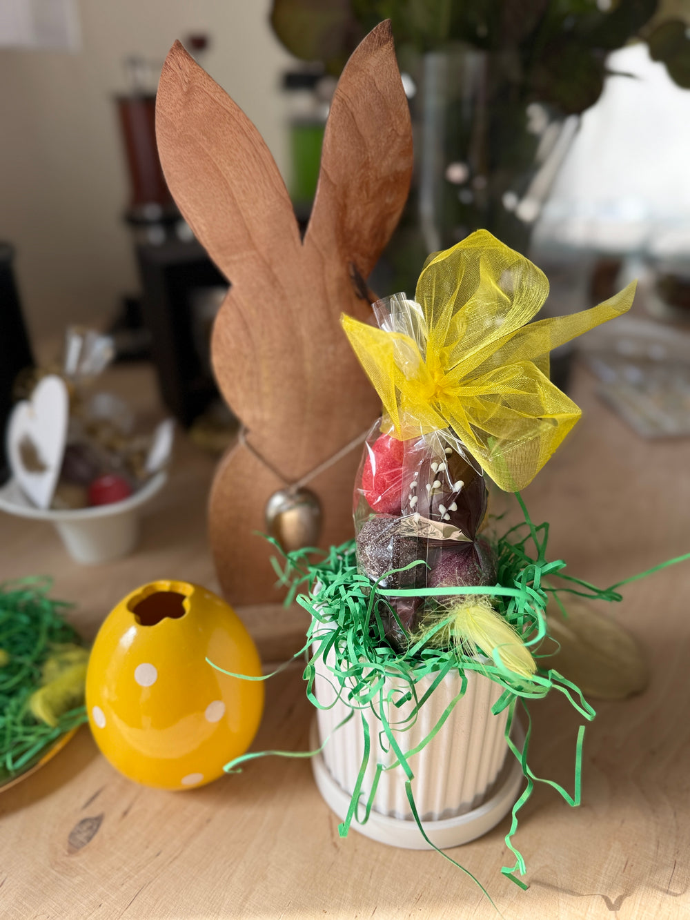 Ostereier in matt-weißem Töpfchen mit Unterteller